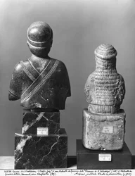 Mulher, com, a, xale, mulher segura, um, aryballos, vista traseira, neo-sumerian, de, Telloh, antiga, Girsu, c.2150, BC, (chlorite), (ver, 286959, 286960)